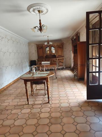 Située sur la commune de Marcillé-la-Ville, cette maison construite en 1978, couverte en tuiles, offre un beau potentiel après quelques travaux de rafraîchissement pour la remettre au goût du jour.

Elle se compose d'une entrée, d'une cuisine indépendante, d'une spacieuse et lumineuse pièce de vie, d'une salle d'eau avec WC entièrement rénovée, ainsi que de trois chambres.
Édifiée sur un sous-sol complet, elle dispose également d'un garage avec porte motorisée, offrant de nombreux espaces de rangement ou d'aménagement.

Les + :

Salle d'eau rénovée
Sous-sol complet
Porte de garage électrique
VMC installée
Chauffage électrique
Terrain agréable d'environ 825m2

Une maison saine et fonctionnelle, idéale pour un premier achat ou un projet familial, offrant de belles possibilités de personnalisation.