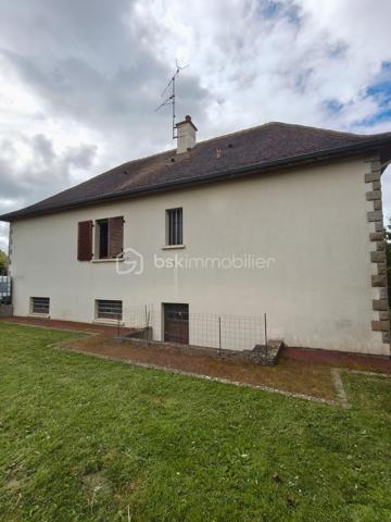 Située sur la commune de Marcillé-la-Ville, cette maison construite en 1978, couverte en tuiles, offre un beau potentiel après quelques travaux de rafraîchissement pour la remettre au goût du jour.

Elle se compose d'une entrée, d'une cuisine indépendante, d'une spacieuse et lumineuse pièce de vie, d'une salle d'eau avec WC entièrement rénovée, ainsi que de trois chambres.
Édifiée sur un sous-sol complet, elle dispose également d'un garage avec porte motorisée, offrant de nombreux espaces de rangement ou d'aménagement.

Les + :

Salle d'eau rénovée
Sous-sol complet
Porte de garage électrique
VMC installée
Chauffage électrique
Terrain agréable d'environ 825m2

Une maison saine et fonctionnelle, idéale pour un premier achat ou un projet familial, offrant de belles possibilités de personnalisation.