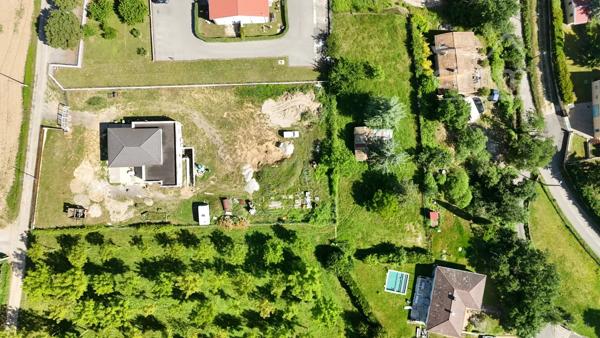Venez découvrir ce terrain constructible, idéalement situé dans un hameau de Chanas.