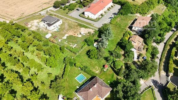 Venez découvrir ce terrain constructible, idéalement situé dans un hameau de Chanas.