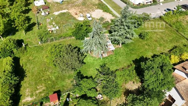 Venez découvrir ce terrain constructible, idéalement situé dans un hameau de Chanas.