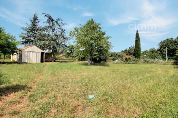 Venez découvrir ce terrain constructible, idéalement situé dans un hameau de Chanas.