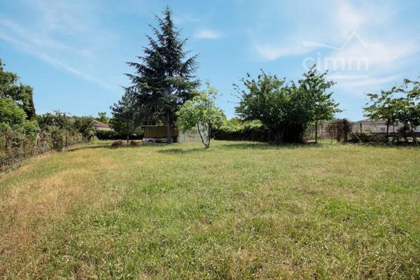 Venez découvrir ce terrain constructible, idéalement situé dans un hameau de Chanas.