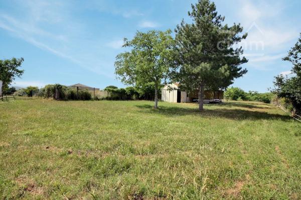 Venez découvrir ce terrain constructible, idéalement situé dans un hameau de Chanas.
