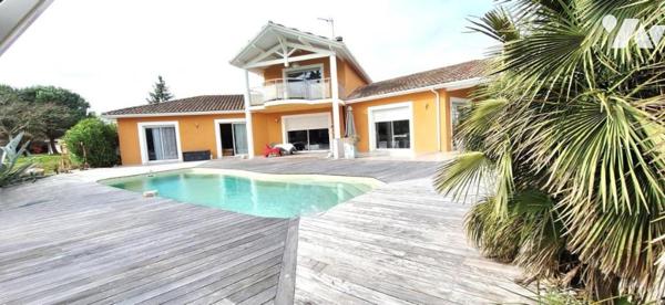 Vila d'architecte avec piscine, terrasse, jardin sur terrain de 5000m²