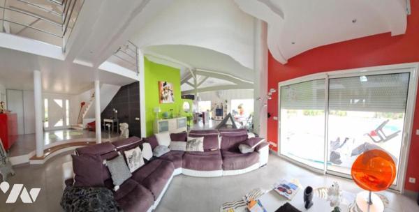 Vila d'architecte avec piscine, terrasse, jardin sur terrain de 5000m²