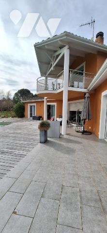 Vila d'architecte avec piscine, terrasse, jardin sur terrain de 5000m²