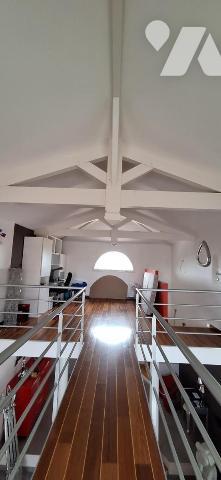 Vila d'architecte avec piscine, terrasse, jardin sur terrain de 5000m²