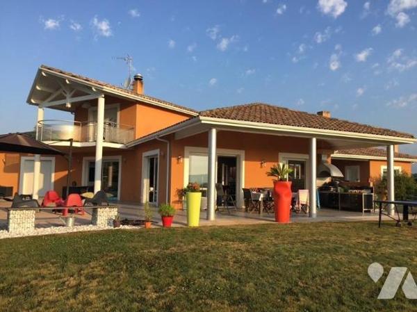 Vila d'architecte avec piscine, terrasse, jardin sur terrain de 5000m²