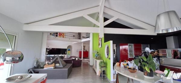 Vila d'architecte avec piscine, terrasse, jardin sur terrain de 5000m²