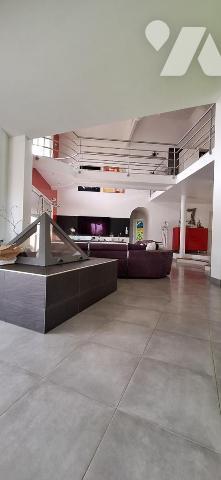 Vila d'architecte avec piscine, terrasse, jardin sur terrain de 5000m²