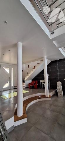 Vila d'architecte avec piscine, terrasse, jardin sur terrain de 5000m²