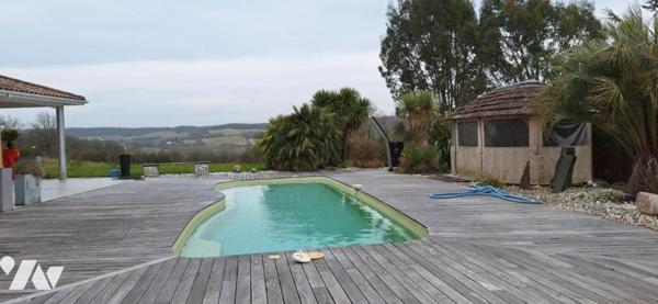 Vila d'architecte avec piscine, terrasse, jardin sur terrain de 5000m²