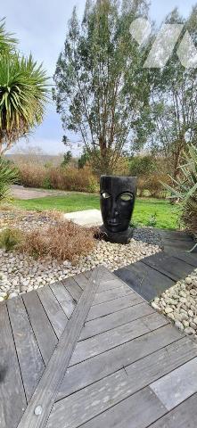 Vila d'architecte avec piscine, terrasse, jardin sur terrain de 5000m²