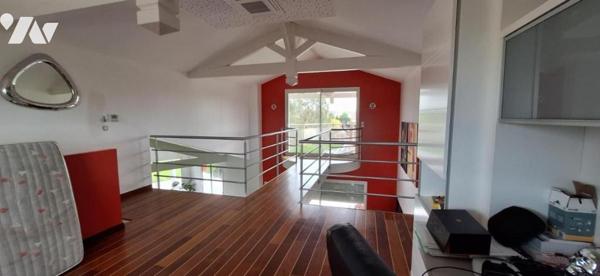 Vila d'architecte avec piscine, terrasse, jardin sur terrain de 5000m²