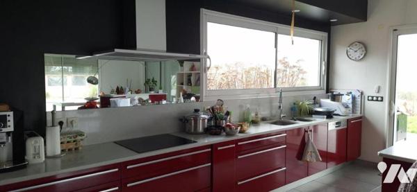 Vila d'architecte avec piscine, terrasse, jardin sur terrain de 5000m²