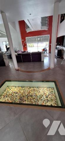 Vila d'architecte avec piscine, terrasse, jardin sur terrain de 5000m²