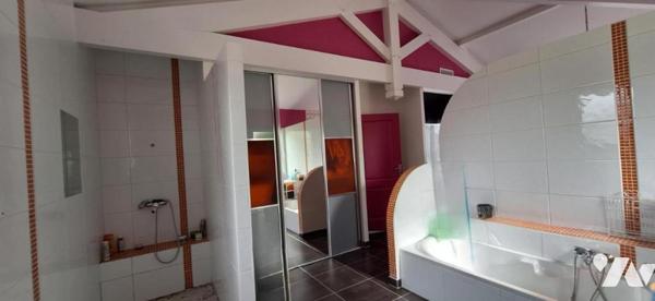 Vila d'architecte avec piscine, terrasse, jardin sur terrain de 5000m²