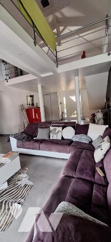 Vila d'architecte avec piscine, terrasse, jardin sur terrain de 5000m²