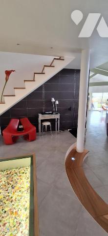 Vila d'architecte avec piscine, terrasse, jardin sur terrain de 5000m²