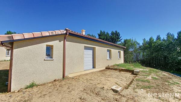 À vendre à Eauze, maison contemporaine de plain-pied construite en 2023, idéalement située à proximité immédiate des commodités et du centre-ville.
