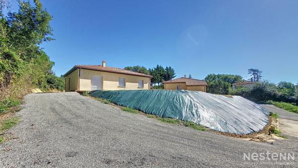 À vendre à Eauze, maison contemporaine de plain-pied construite en 2023, idéalement située à proximité immédiate des commodités et du centre-ville.