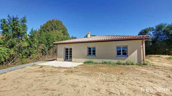 À vendre à Eauze, maison contemporaine de plain-pied construite en 2023, idéalement située à proximité immédiate des commodités et du centre-ville.