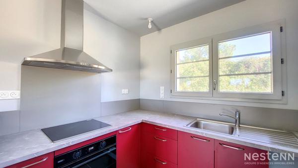 À vendre à Eauze, maison contemporaine de plain-pied construite en 2023, idéalement située à proximité immédiate des commodités et du centre-ville.