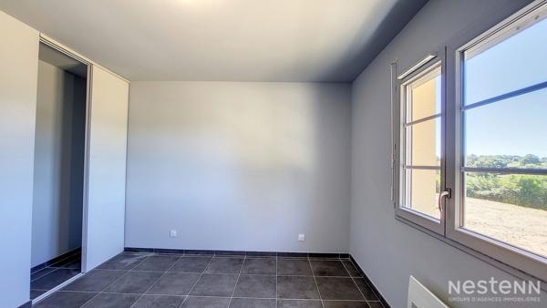 À vendre à Eauze, maison contemporaine de plain-pied construite en 2023, idéalement située à proximité immédiate des commodités et du centre-ville.