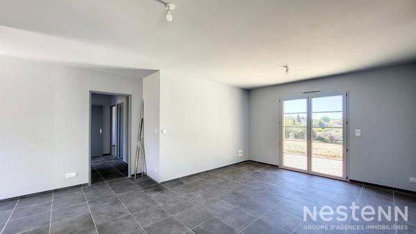 À vendre à Eauze, maison contemporaine de plain-pied construite en 2023, idéalement située à proximité immédiate des commodités et du centre-ville.