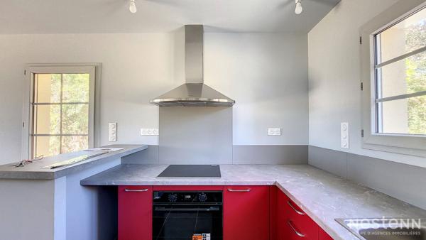 À vendre à Eauze, maison contemporaine de plain-pied construite en 2023, idéalement située à proximité immédiate des commodités et du centre-ville.