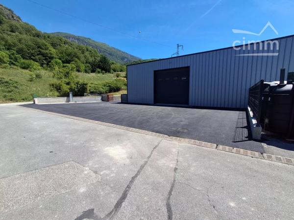 A proximité des sorties de voie rapide dans la zone d'activité Saint Vincent, local d'activité à louer.