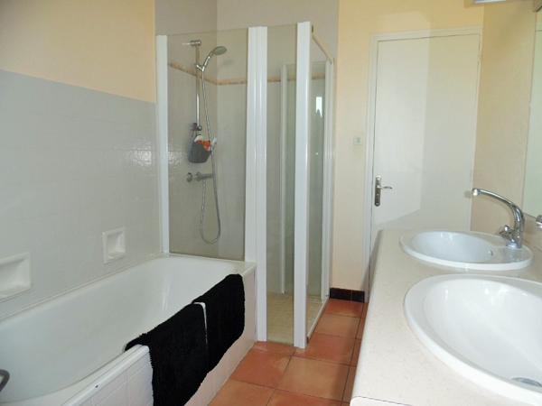 MAISON SUR SOUS-SOL DE 121 M², 4 CHAMBRES, A 15 MN DE CHOLET