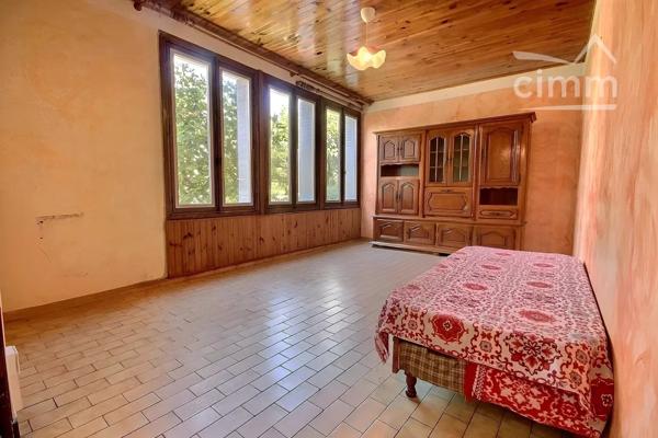 TENCIN – Maison mitoyenne avec dépendances, jardin et fort potentiel d'évolution