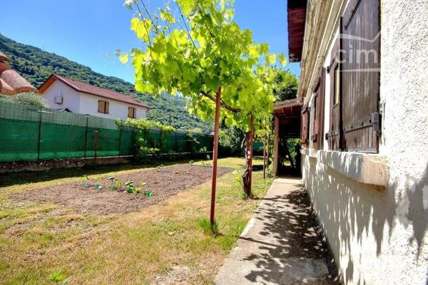 TENCIN – Maison mitoyenne avec dépendances, jardin et fort potentiel d'évolution