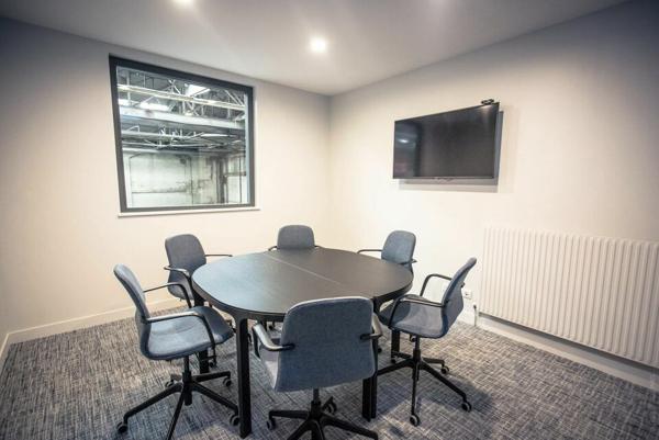 A LOUER - BUREAUX D'ENVIRON 20m2 + SERVICES ASSOCIÉS ET INCLUS