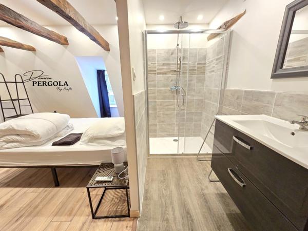 2 appartements entièrement rénovés + grange et garage en plein centre de Montignac