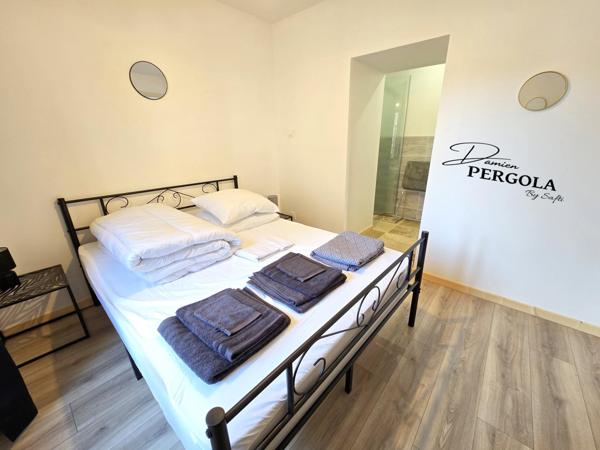 2 appartements entièrement rénovés + grange et garage en plein centre de Montignac