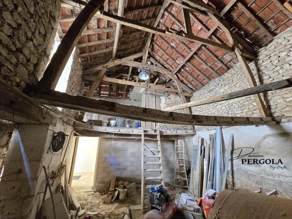 2 appartements entièrement rénovés + grange et garage en plein centre de Montignac