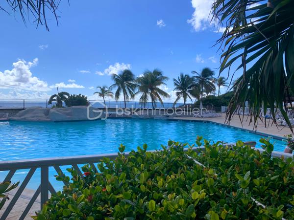 Vous rêvez d’investir dans un pied à terre dans un paradis tropical au sein de la résidence MANGANAO, route touristique (très prisée des touristes), sur l’un des plus beaux sites de la Guadeloupe ? Et/ou réaliser un investissement locatif à forte rentabilité ?

Vous recherchez un cadre de vie exceptionnel à Saint-François, au bord d’une plage paradisiaque avec son restaurant et une vue sur la mer turquoise ?

Cette résidence sécurisée vous séduira avec sa magnifique piscine, son restaurant en bord de plage, parking, le tout au milieu d’un jardin tropical de 5 hectares tout en étant à 5 minutes seulement de son centre-ville et ses commerces.

Ce studio situé en Rez de chaussée, présente les avantages d'être situé près de la piscine et de la plage, tout en étant au calme avec une vue sur le jardin et ses nombreux palmiers.

Il est fonctionnel, vendu entièrement meublé et équipé. Sa superficie intérieure utile+ balcon est d'environ 23 m2. Il se compose d’une chambre climatisée avec placards, un lit en 160 cm, un bureau, télévision, un coin cuisine équipée (micro-ondes, plaque vitro céramique, réfrigérateur, une hotte, cafetière, vaisselle..), une salle d'eau avec douche, vasque, miroir, machine à laver et WC.

Alors si vous souhaitez devenir l’heureux propriétaire de bijou, n’hésitez pas, contactez moi !

A propos de la copropriété :
Pas de procédure en cours.
Nombre de lots : 96
Charges annuelles : 1687 € par an.
Il est à noter que dans cette résidence, les charges comprennent aussi la consommation d'eau et l'électricité ( budget maitrisé) !