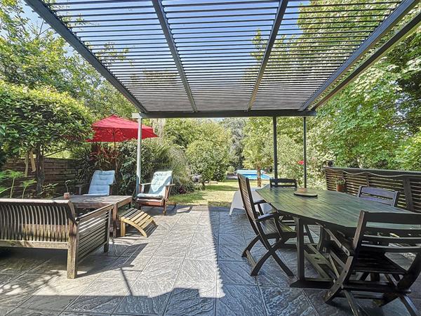 BOUGUENAIS-LES COUÊTS / Maison d'architecte / 145 m2 habitables / Vaste terrain arboré avec PISCINE