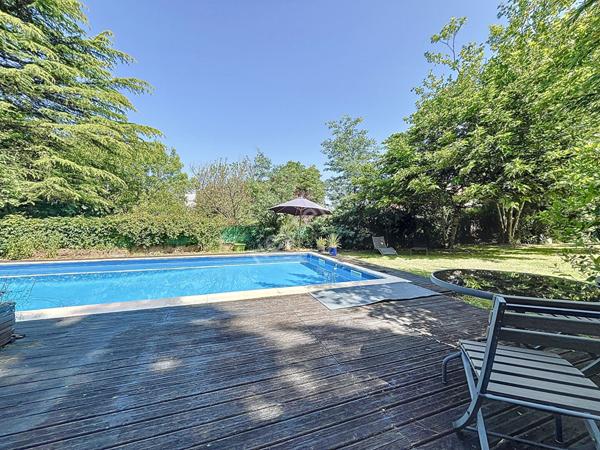 BOUGUENAIS-LES COUÊTS / Maison d'architecte / 145 m2 habitables / Vaste terrain arboré avec PISCINE
