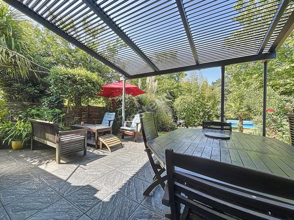 BOUGUENAIS-LES COUÊTS / Maison d'architecte / 145 m2 habitables / Vaste terrain arboré avec PISCINE