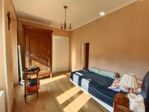 MAISON 4 CHAMBRES + LOCATIF + MAISON A RENOVER - CENTRE BOUR