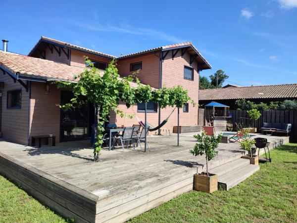 SALLES bourg ! Maison 6 pièces de 150 m2 avec piscine + T2 indépendant de 30 m2 ; Terrain clos de 832 m2.