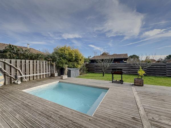 SALLES bourg ! Maison 6 pièces de 150 m2 avec piscine + T2 indépendant de 30 m2 ; Terrain clos de 832 m2.