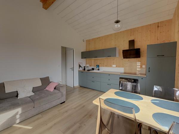 SALLES bourg ! Maison 6 pièces de 150 m2 avec piscine + T2 indépendant de 30 m2 ; Terrain clos de 832 m2.