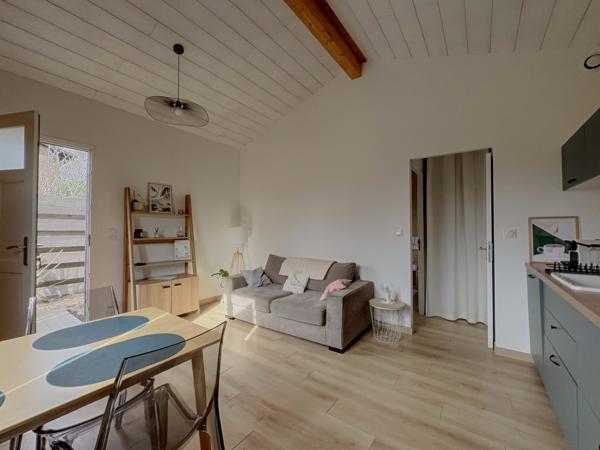 SALLES bourg ! Maison 6 pièces de 150 m2 avec piscine + T2 indépendant de 30 m2 ; Terrain clos de 832 m2.