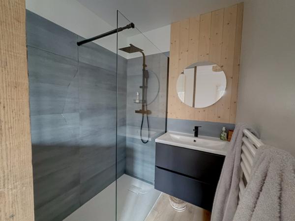 SALLES bourg ! Maison 6 pièces de 150 m2 avec piscine + T2 indépendant de 30 m2 ; Terrain clos de 832 m2.