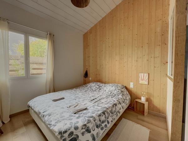 SALLES bourg ! Maison 6 pièces de 150 m2 avec piscine + T2 indépendant de 30 m2 ; Terrain clos de 832 m2.